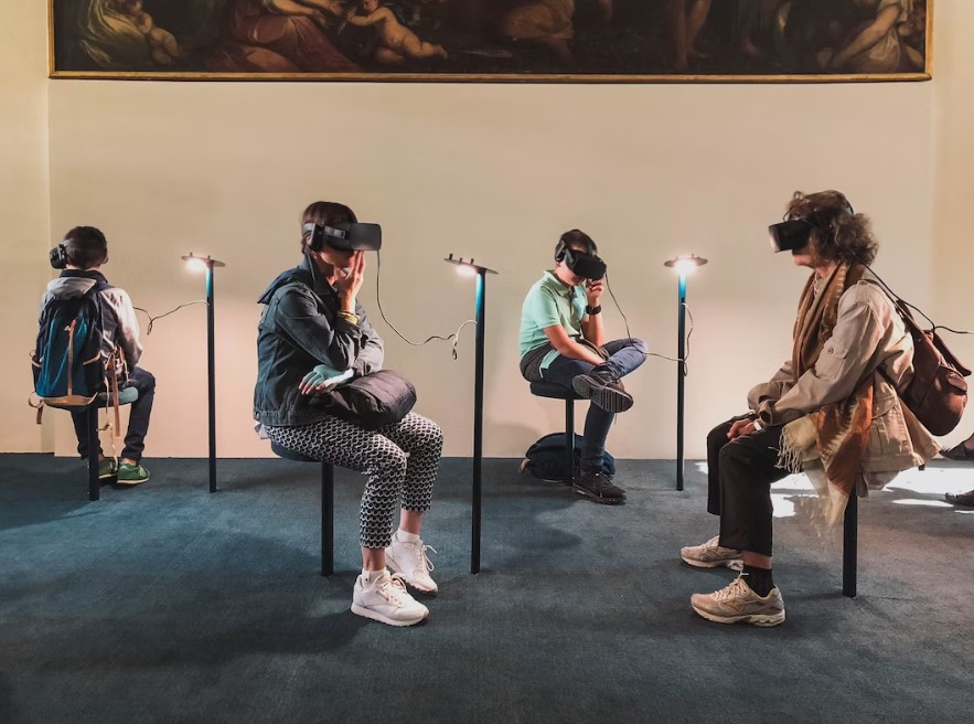 Снимка: Посетители в музей с VR очила, Unsplash, Lucrezia Carnelos.