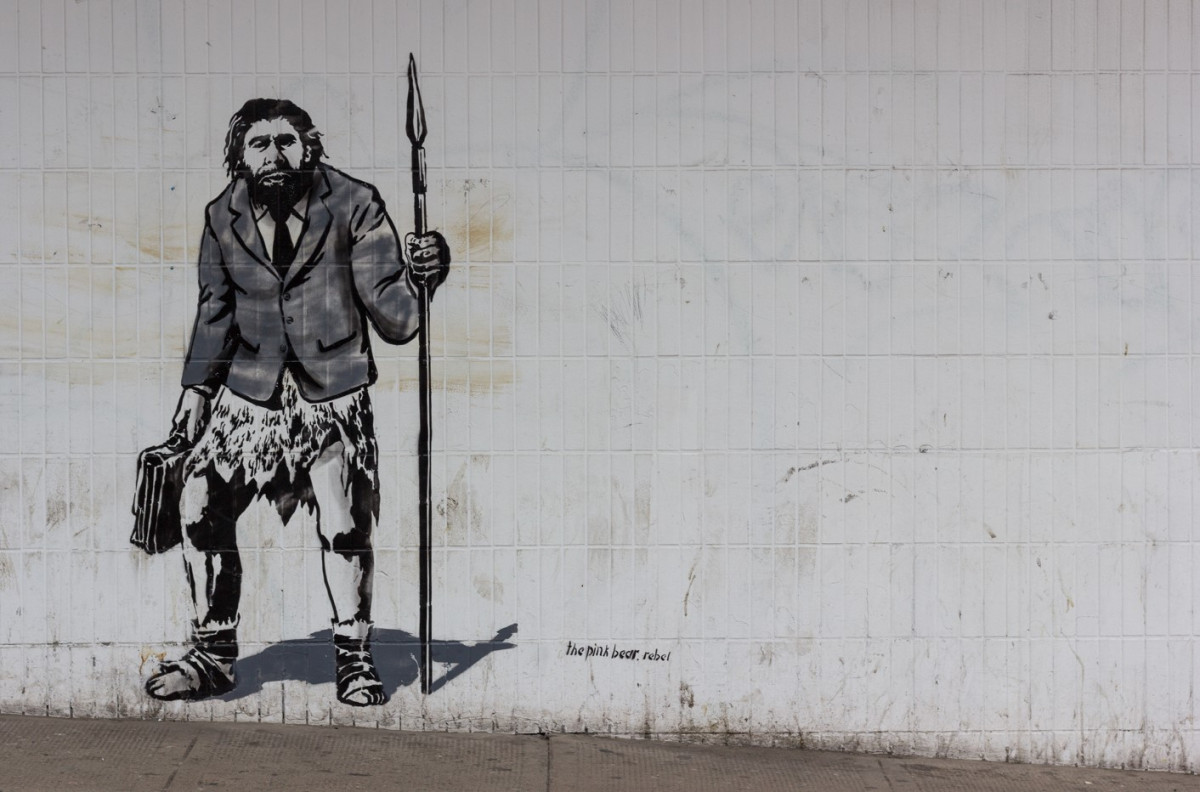 Снимка: Unsplash | Смесен образ на съвременен човек и неандерталец. Художникът е използвал фантазията си като част от градското изкуство в град Гласгоу, Шотландия.
