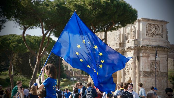Снимка: Unsplash | Млади хора със знамето на ЕС в Рим, Италия.