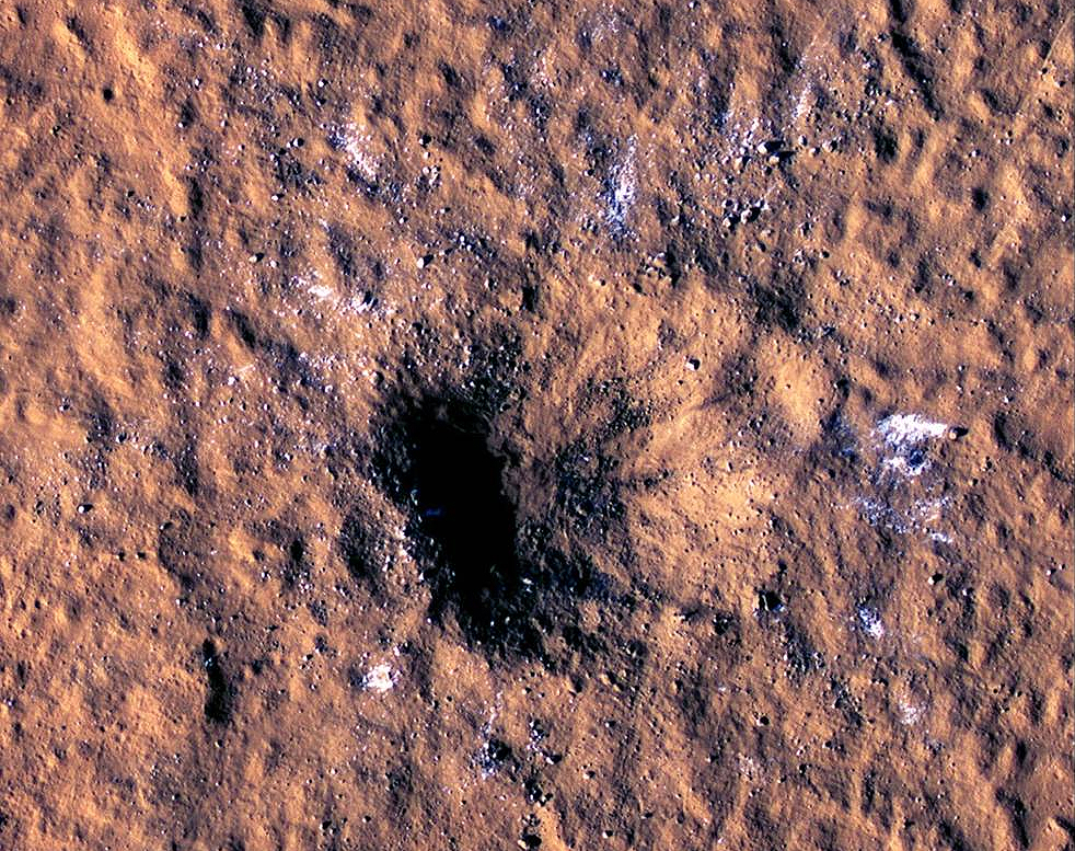 Ударът с метеорит образува кратер на повърхността на Марс. Около кратера се виждат разпръснати парчета лед – истинска изненада за учените! Източник: NASA/JPL-Caltech/Университет на Аризона