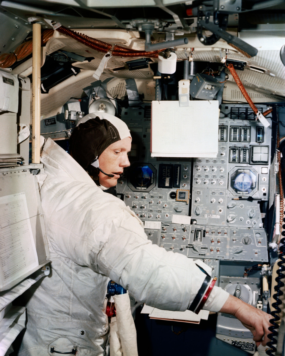 Нийл Армстронг в капсулата. Толкова на тясно трябвало да летят астронавтите, , снимка ©NASA