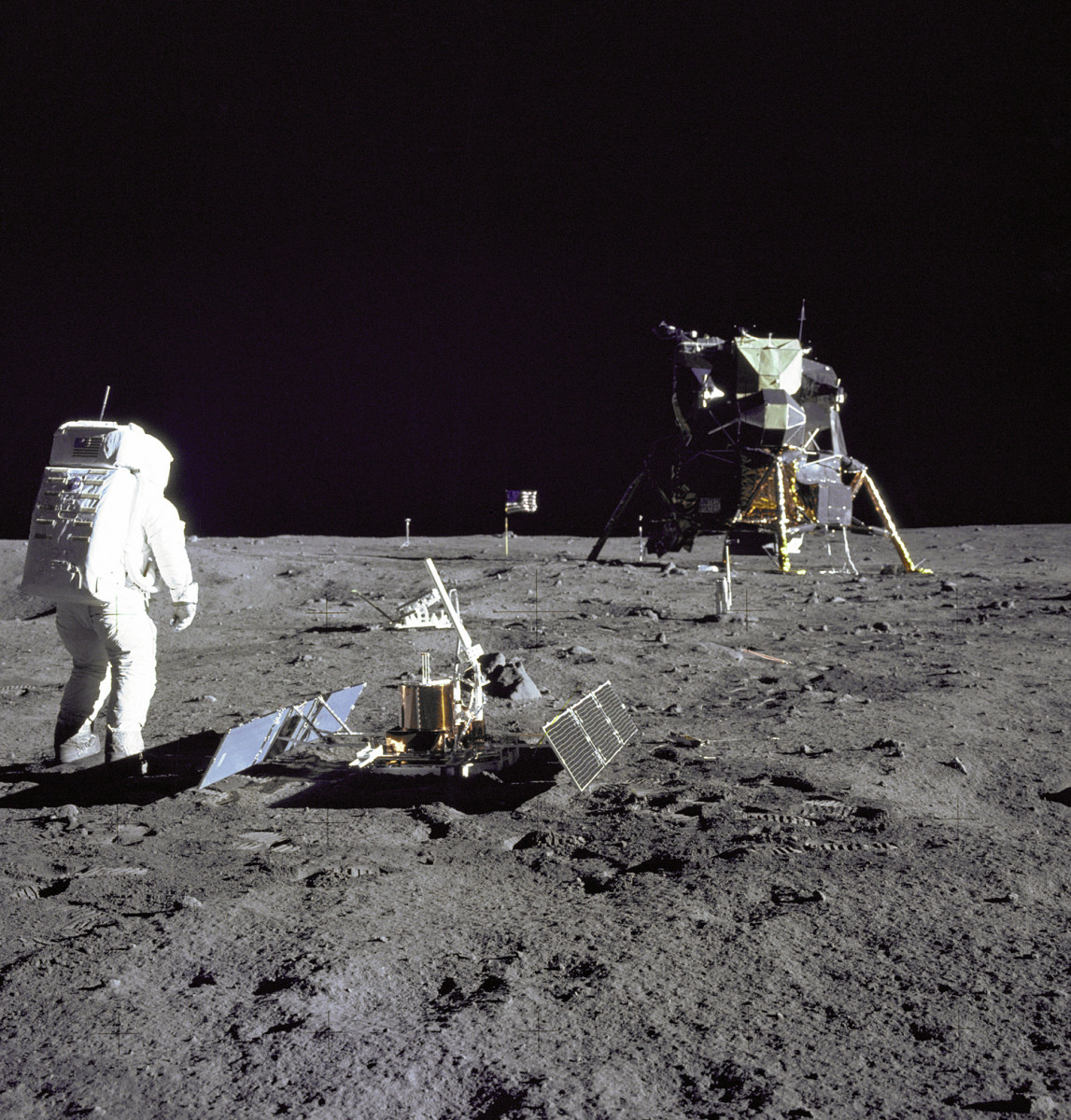 Едуин “Бъз” Олдрин на лунната база, снимка NASA