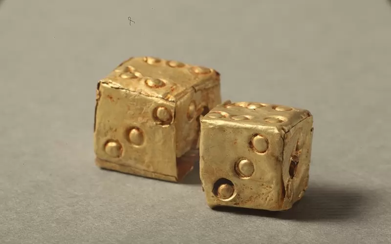 Тези златни зарчета са част от съкровището. Заровете са една от най-често срещаните игри в древния свят.