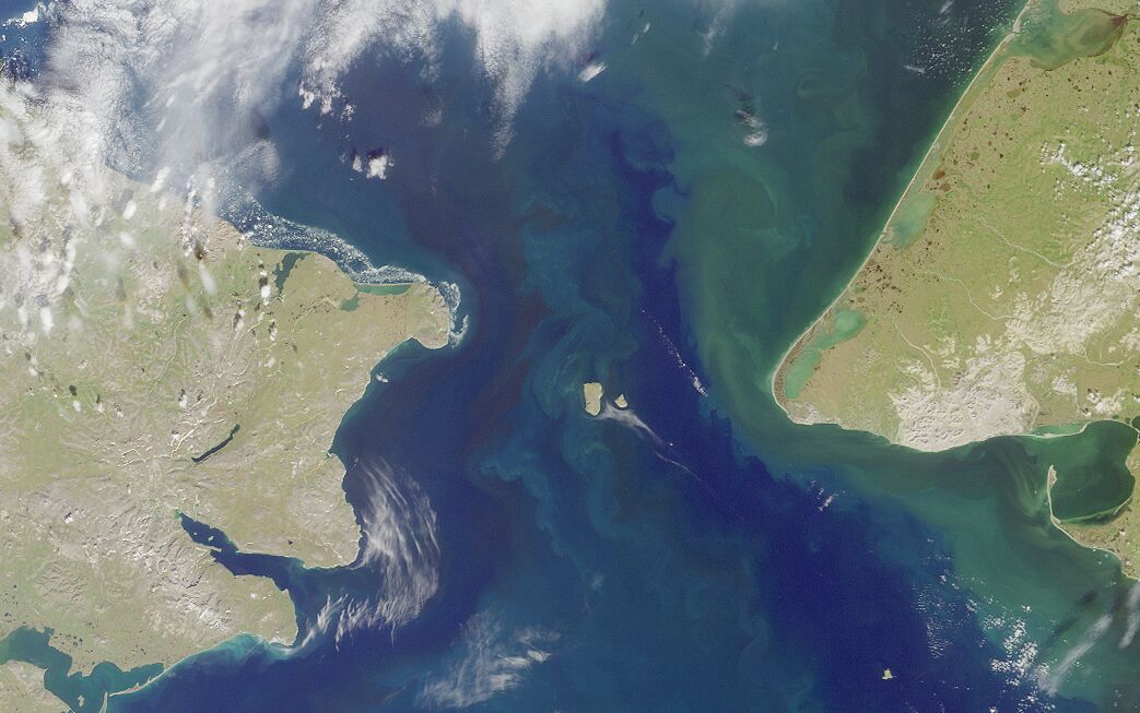 Голямата суша отляво е Русия, а отдясно – САЩ. Разделя ги Беринговият проток и по средата са Диомидовите острови. Снимка: НАСА, обществен архив