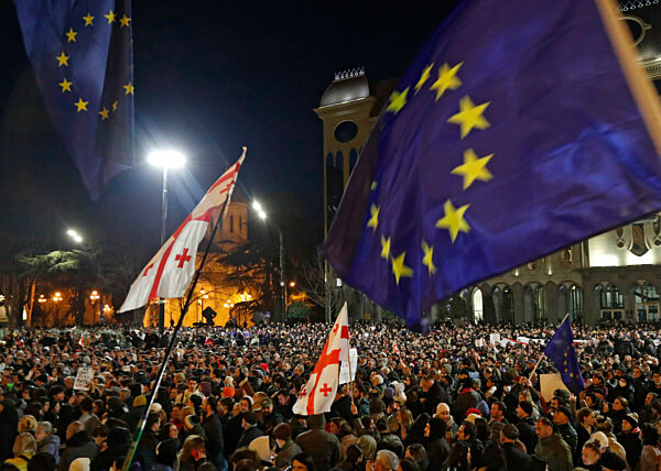 Протестиращите развяваха знамената на Грузия и Европейския съюз. Източник: picture alliance / AA | David Mdzinarishvili