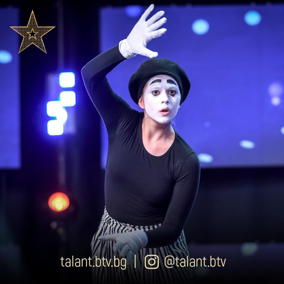 През 2019 г. Дарина Бояджиева, едно от децата, обучавали се най-дълго време в школата "Училище за щастие", участва в „България търси талант“ с класически пантомимен етюд на известния мим Марсел Марсо
