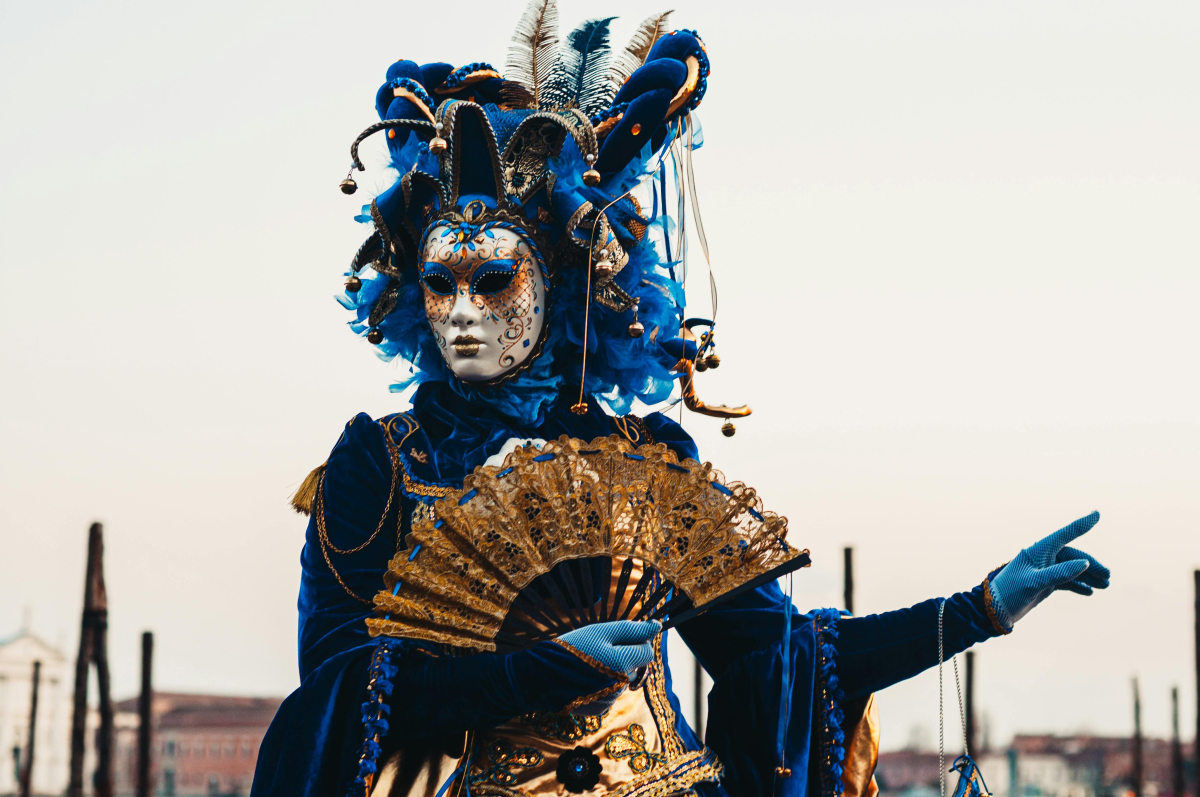 Маска от карнавала във Венеция. Снимка: Хелена Янковичова, Pexels
