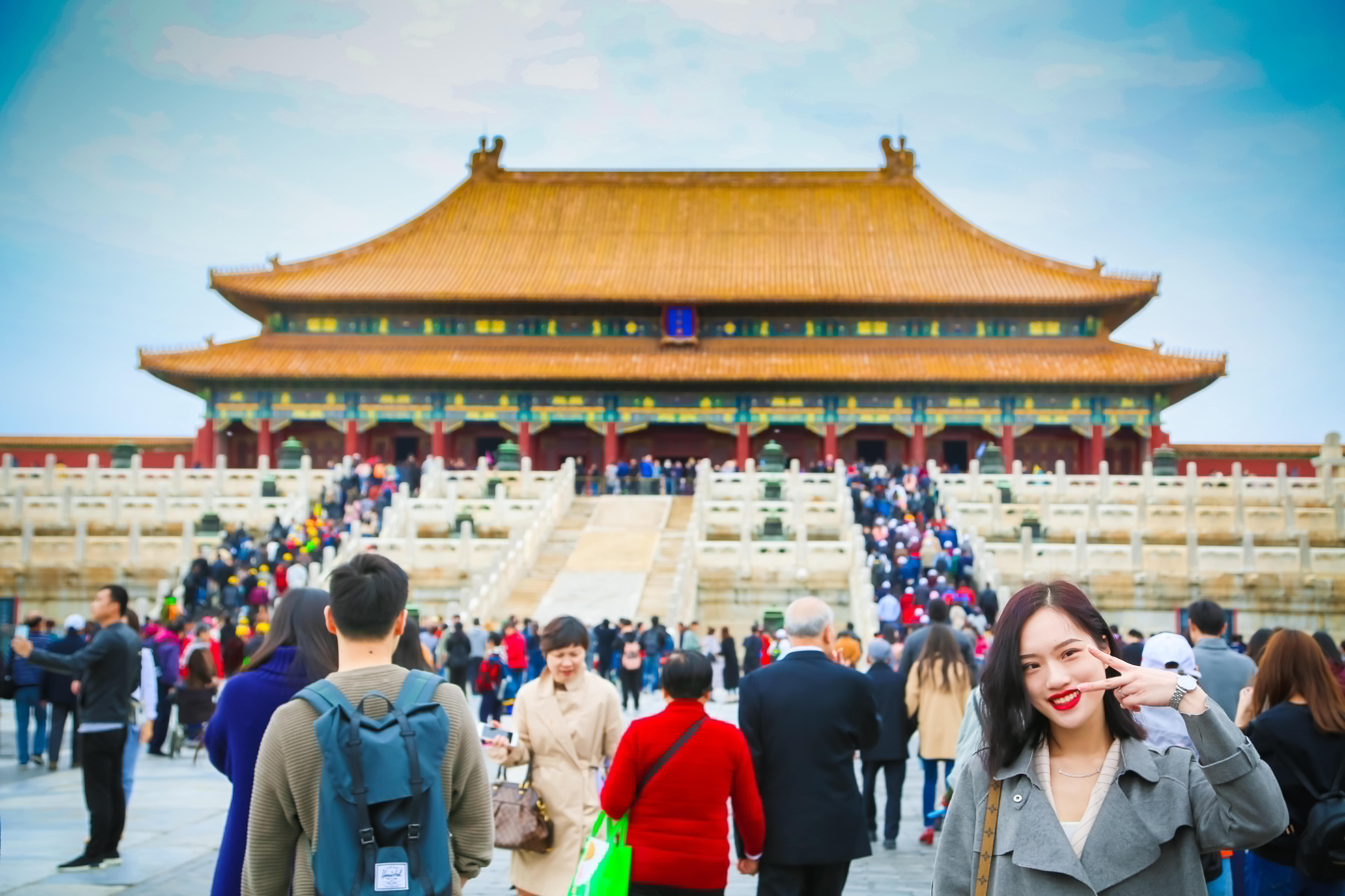 Туристи се снимат около Забранения град, културен център в столицата Пекин. Източник: sabel blanco via pexels