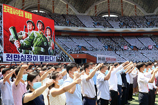 В малкото снимки от Северна Корея, които достигат до света, хората се събрани на огромни манифестации, организирани от държавата.  Източник:  picture alliance / ASSOCIATED PRESS | Jon Chol Jin