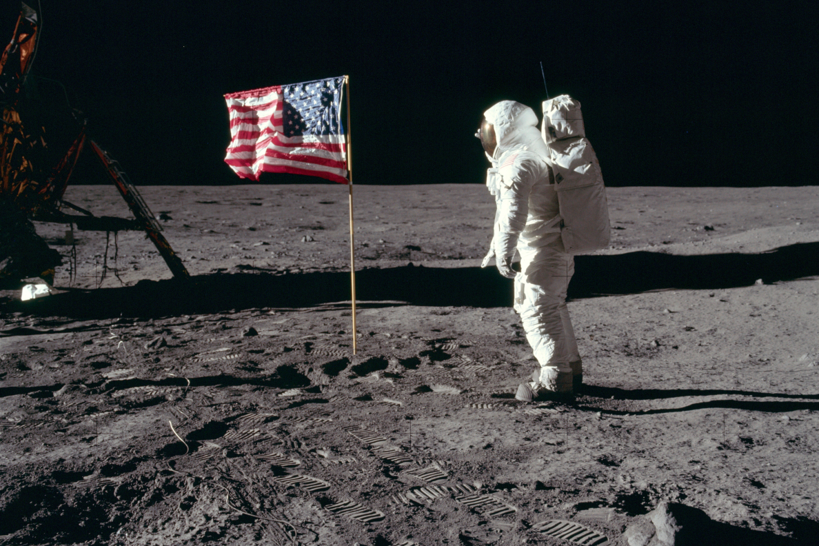 Астронавтът Бъз Олдрин поставя американския флаг на Луната по време на мисията „Аполо 11“. Източник: Neil Armstrong/NASA