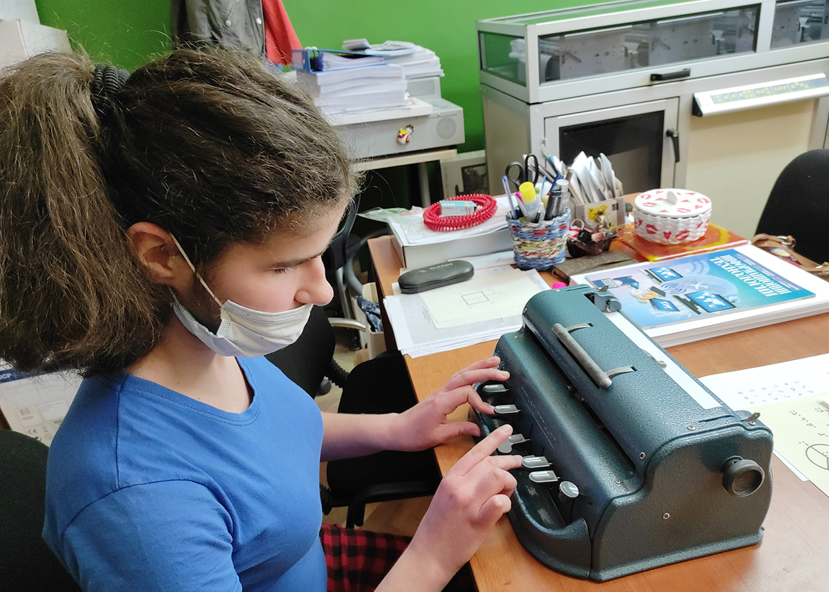 Клара пише на брайлова машина.  Снимка: Елена Владова