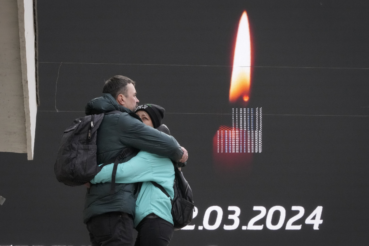 Хора скърбят за загиналите и ранените в Москва. Снимка: picture alliance / ASSOCIATED PRESS | Dmitri Lovetsky
