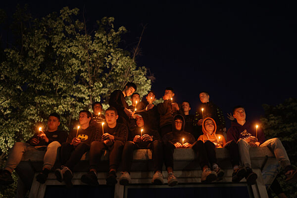 Бдение със свещи в памет на жертвите от училището в Белград, където преди дни бяха убити осем деца и училищният охранител. Снимка: picture alliance / ASSOCIATED PRESS | Armin Durgut