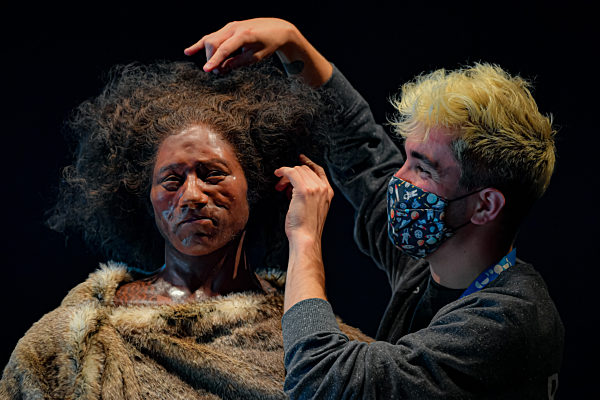 Музеен служител оправя косата на восъчна picture alliance / empics | Ben Birchall