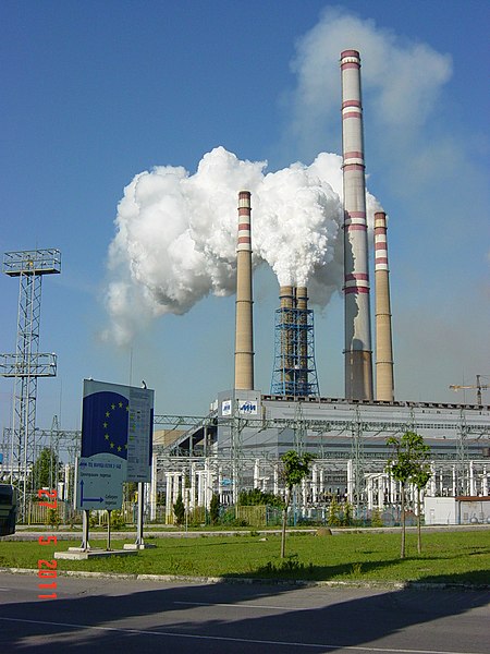 Топлоцентралите замърсяват въздуха, като изгарят нефт, въглища и други изкопаеми горива. На снимката: ТЕЦ "Марица-Изток"