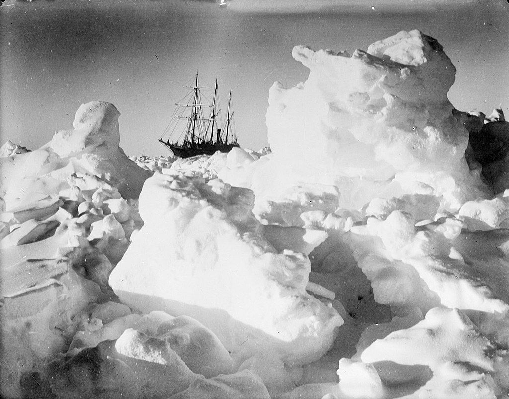 Корабът на Шакълтън между ледовете. Източник: Wikimedia Commons