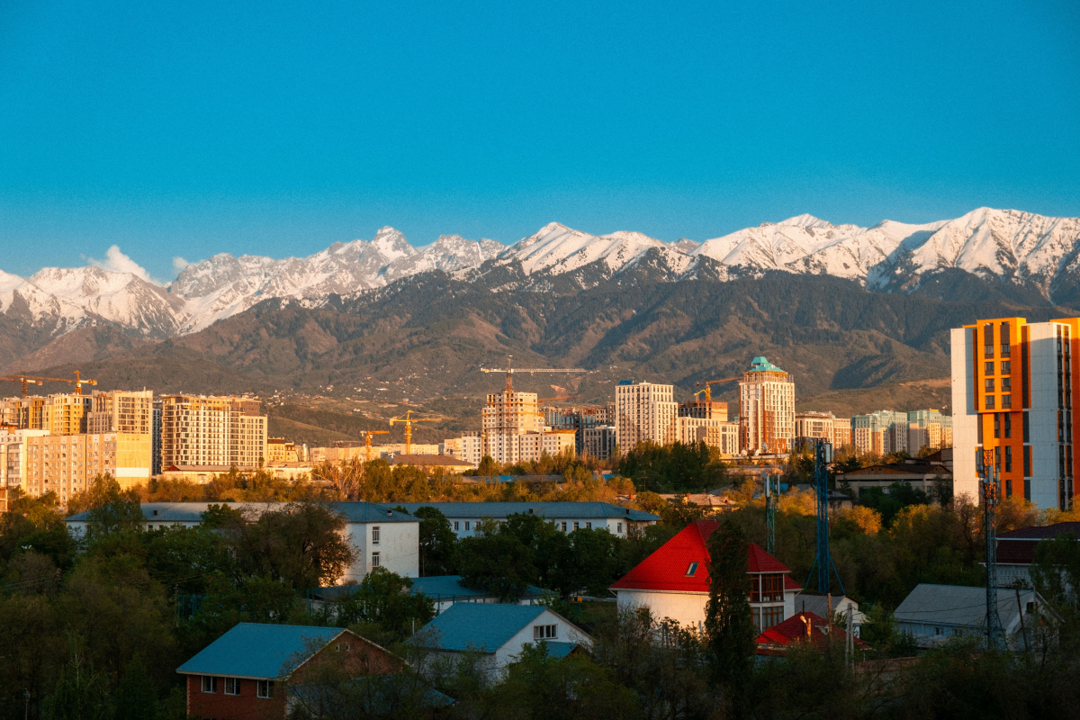 Най-големият град в Казахстан се нарича Алмати. Означава „място с ябълки“. Източник: nursultan via pexels