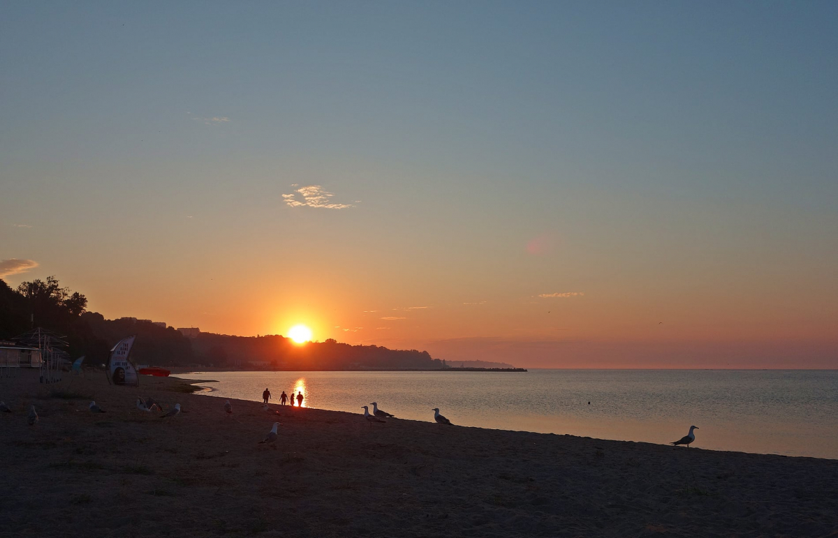Всяка сутрин Емил Йовев става рано и снима изгрева на слънцето над Варненския бряг