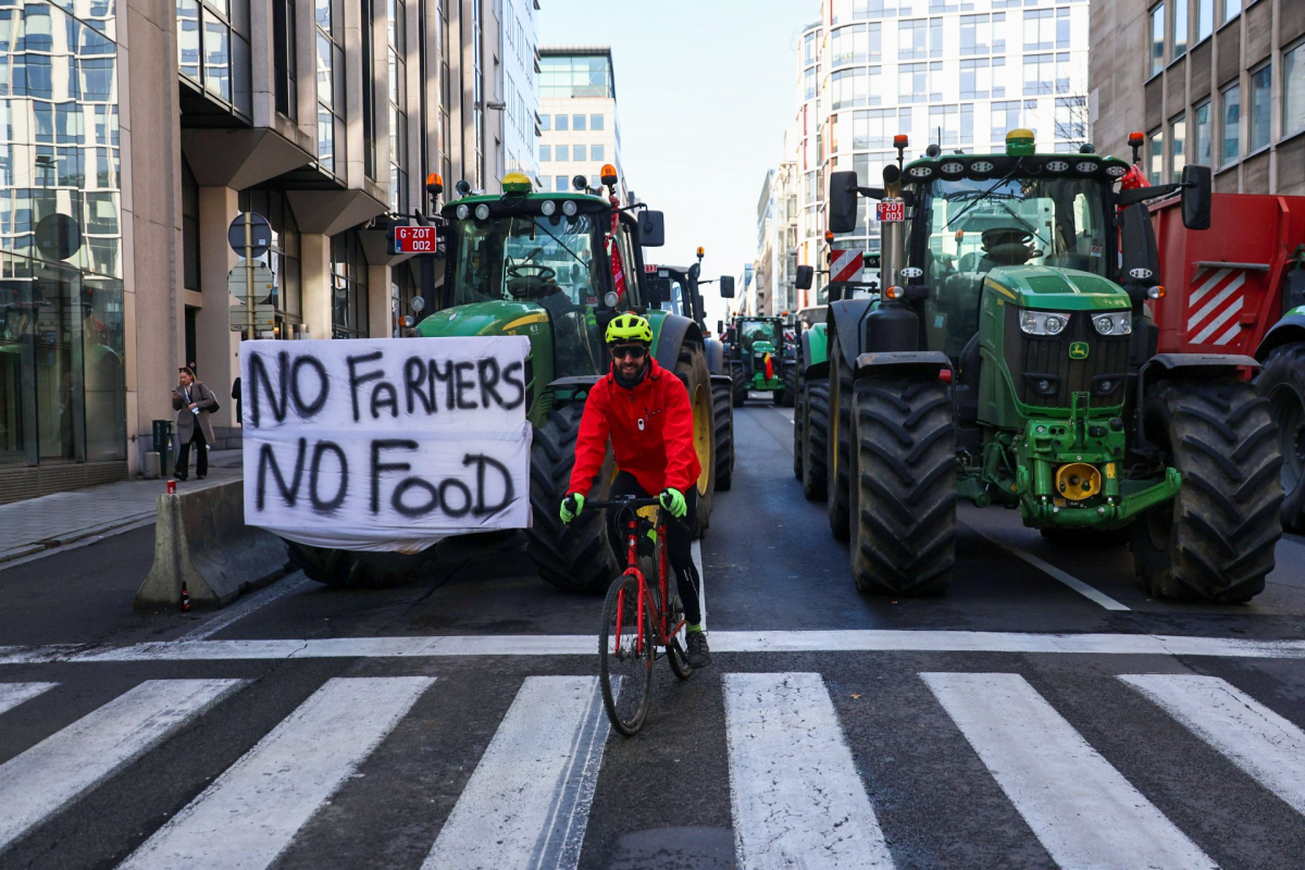 Тракторите на земеделците, които блокираха Брюксел с надписи „Без фермери няма храна“. Източник: picture alliance / Anadolu | Nikos Oikonomou