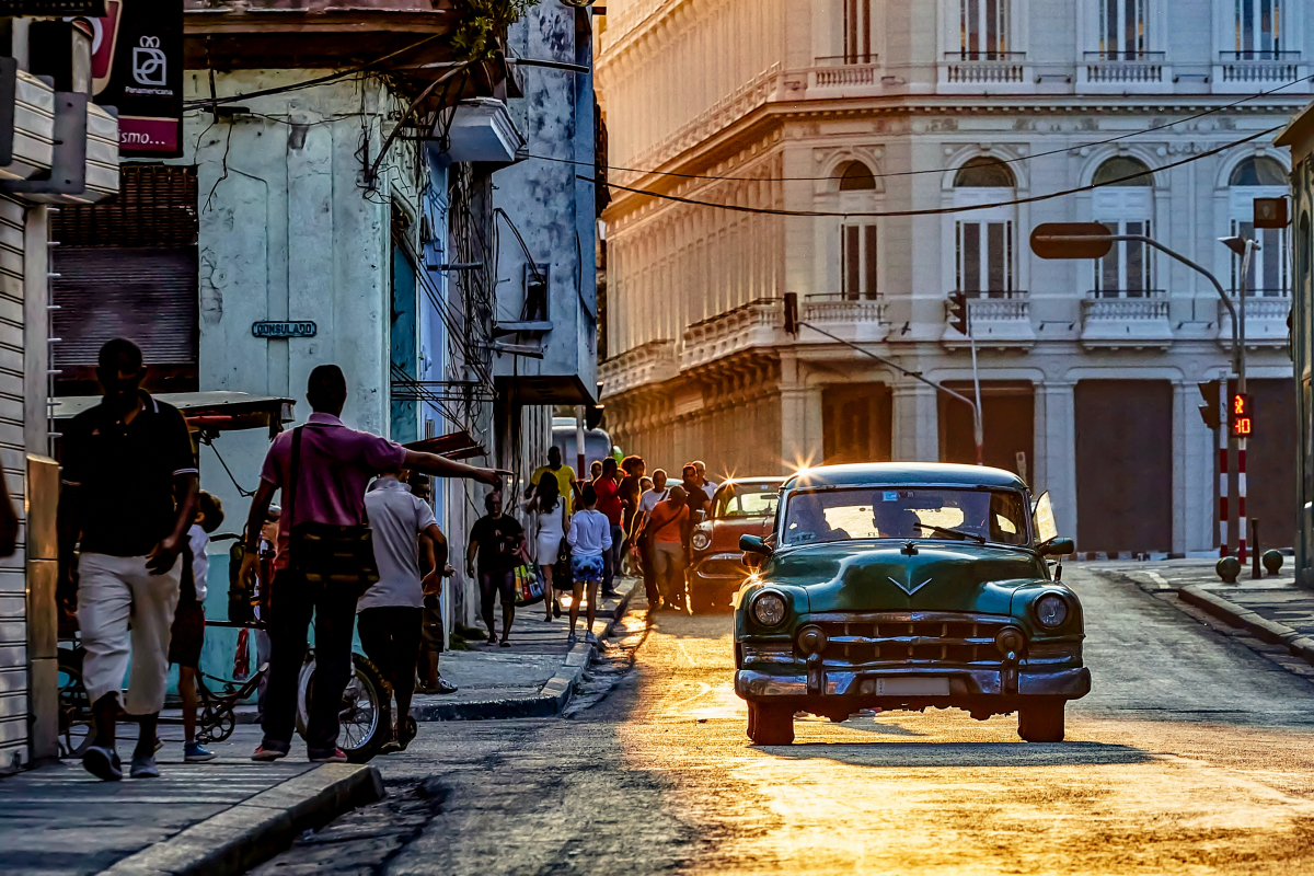 Много неща в Куба изглеждат непроменени от десетки години. Не само старите къщи и коли, а и начинът на управление. Снимка: Доротея Олдани от Unsplash