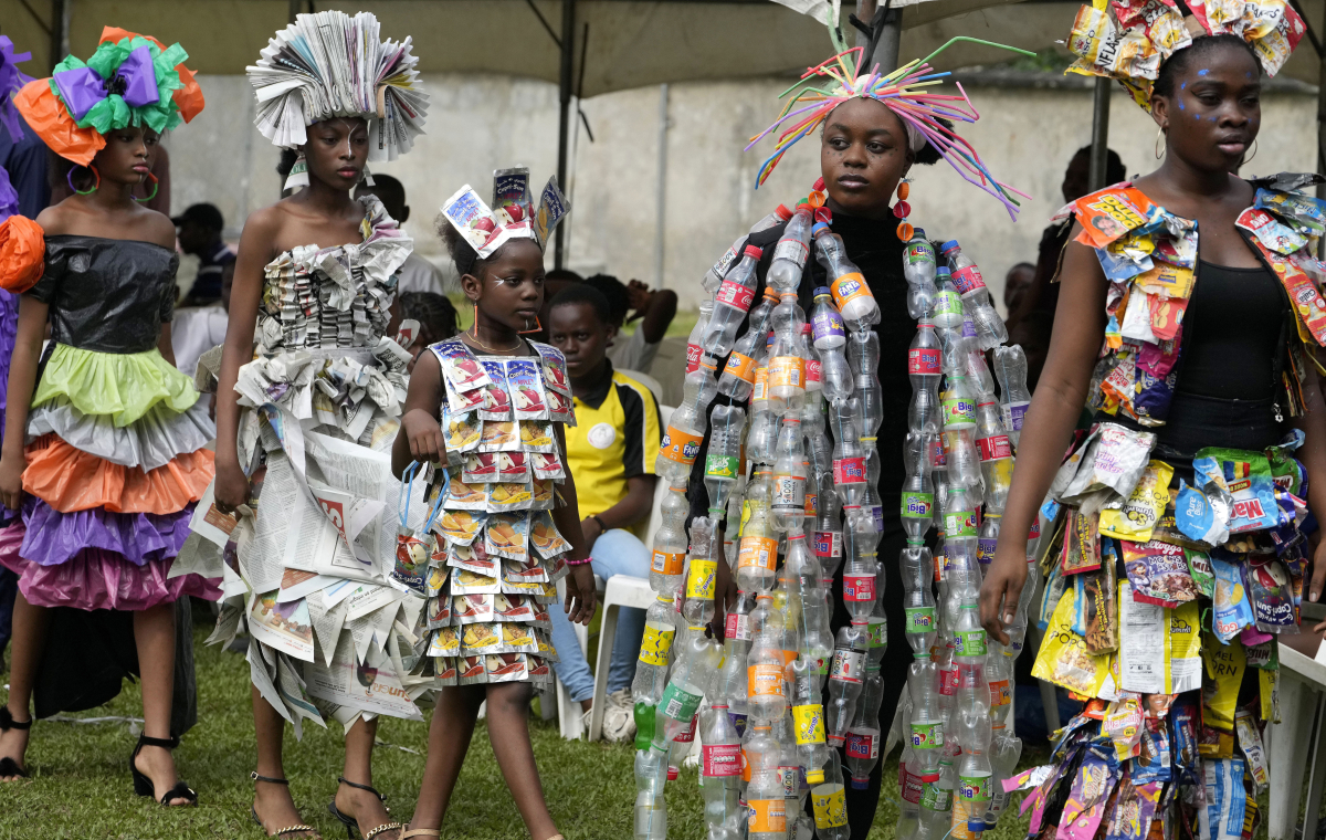 Модели, облечени в тоалети, изработени от различни рециклирани материали, се разхождат по подиума на trashion show в Санготедо Лагос, Нигерия, на 19 ноември 2022 г. Снимка: Picture-Alliance: