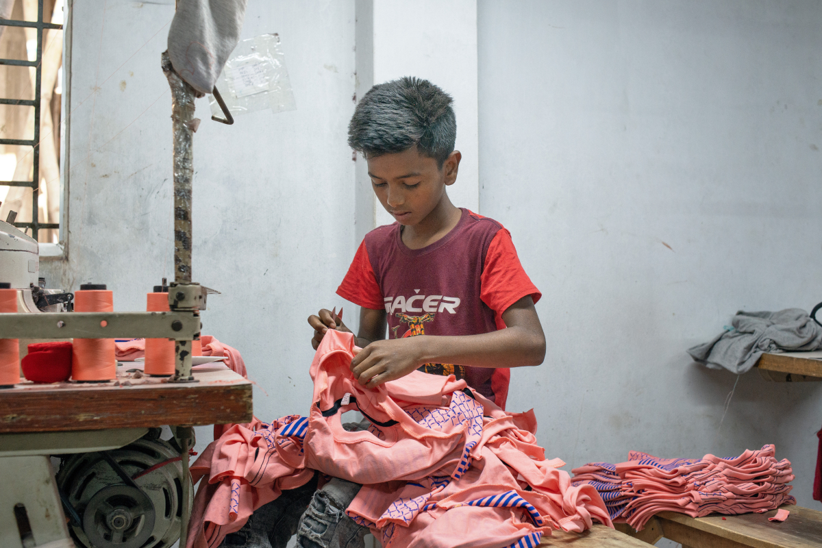 Дете работи в текстилна фабрика в Бангладеш. Снимка: picture alliance / NurPhoto | Ziaul Haque