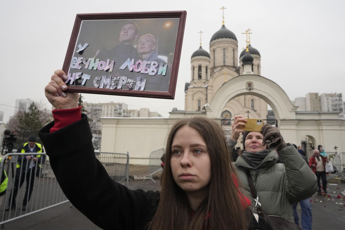 „Вечната любов не умира“, гласи надпис върху портрет на Алекей Навални и неговата съпруга по време на изпращането на най-големия критик на Путин в Москва. Източник: picture alliance / ASSOCIATED PRESS | Uncredited