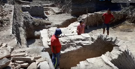Археолози откриха старинна гробница... насред улица в Стара Загора