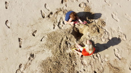 Какво има под пясъка на плажа?